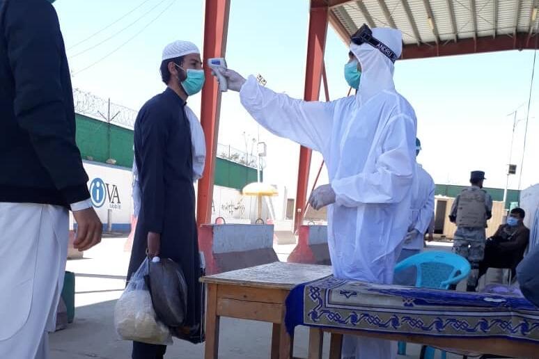 Einem Mann wird Fieber gemessen