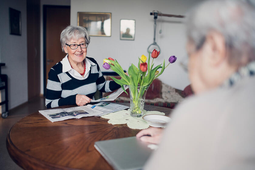 Zwei Damen unterhalten sich in der Hausgemeinschaft