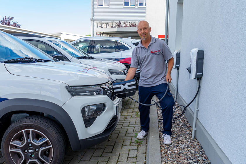 Das Laden mit den neu installierten Ladestationen ist kinderleicht, findet Maik Stypmann vom Ambulanten Pflegedienst Lübeck der Johanniter.