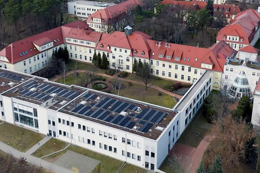 Der Neubau der Lungenfachklinik Treuenbrietzen trägt die neueste und größte PV-Anlage auf seinem Dach.