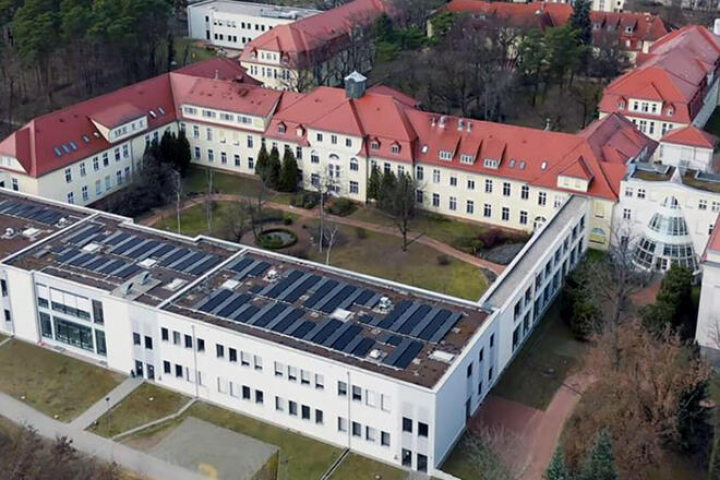 Der Neubau der Lungenfachklinik Treuenbrietzen trägt die neueste und größte PV-Anlage auf seinem Dach.