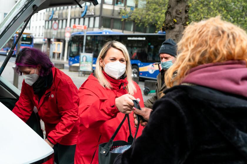 Großzügige Spende von Aktion Deutschland Hilft (ADH) und Peloton erhalten Die Projektgruppe Soziales verteilte dank einer großzügigen Spende in Höhe von 5.500 Euro Kleiderpaket an Obdachlose in Bonn.