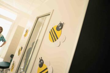 Gebastelte Bienen auf einer Türe in der KiTa.