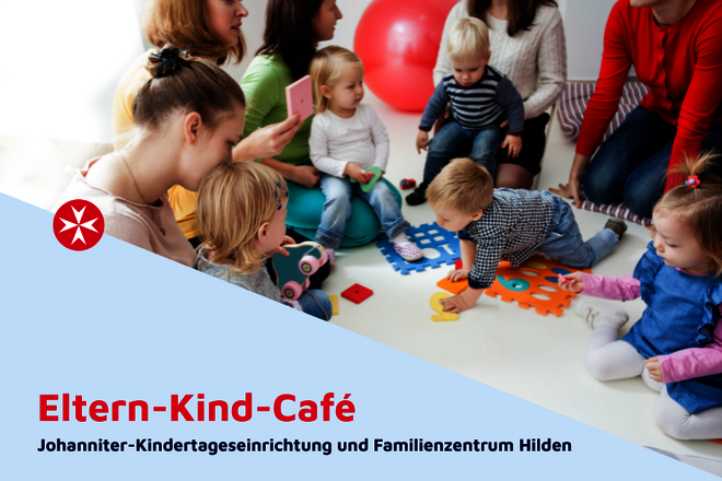 Eine Gruppe von Müttern sitzt auf dem Boden, auf dem Schoß bzw. vor ihnen Kinder im Krabbelalter. Im Textfeld steht "Eltern-Kind-Café Johanniter-Kindertageseinrichtung und Familienzentrum Hilden"
