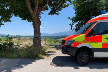 ein Rettungswagen steht vor einer malerischen Kulisse bei Bad Hindelang