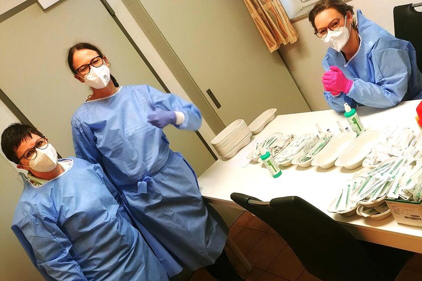 Drei Mitarbeiterinnen bereiten die zweite Impfung vor. 