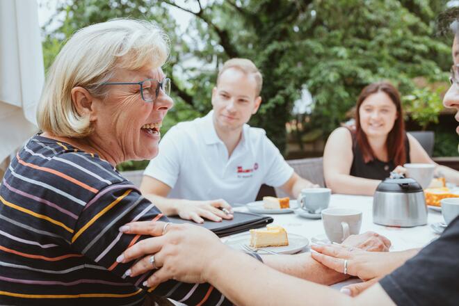Frühstück Pflegedienst und Kundin.