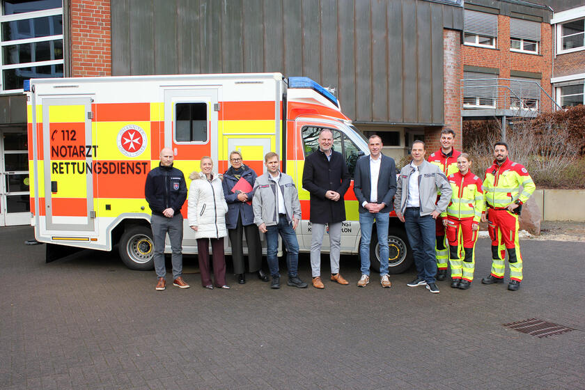 Landrat und Vorstand und verschiedene Johanniter vor einem RTW