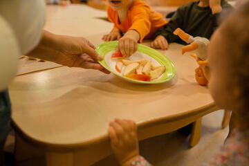 Kinder essen gemeinsam 