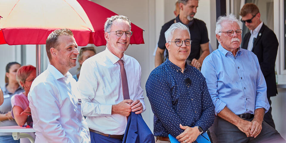 (v.l.n.r.): Christian Görg (Vorstand des Regionalverbands Mittelrhein der Johanniter-Unfall-Hilfe e.V.), Michael Ebling, (Innenminister RLP), Dominik Gieler (Bürgermeister Verbandsgemeinde Altenahr), Alfred Sebastian (Ortsbürgermeister Dernau)