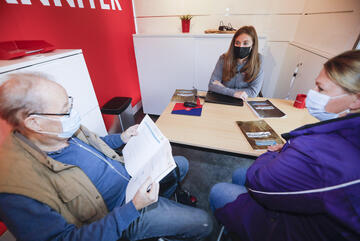 Johanniter beraten Betroffene der Hochwasserkatastrophe.