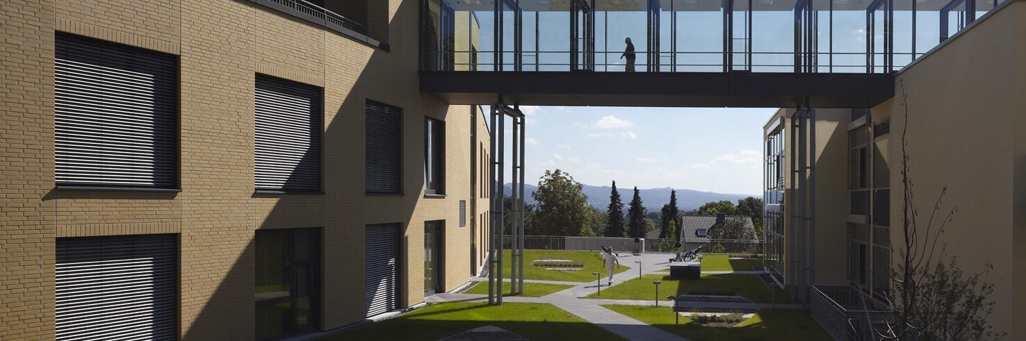 Unser beliebter Skywalk in der Außenansicht. Der lichtdurchflutete Glasgang verbindet unser Haupthaus mit dem H-Haus.