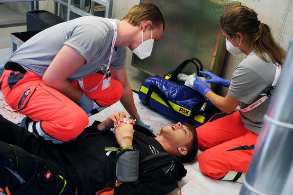 Symbolbild Helfer vor Ort (Übung)