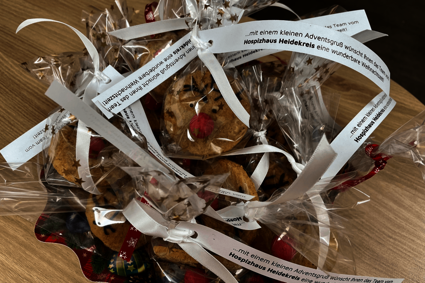 Ein Weihnachtsteller mit dekorierten und einzeln verpackten Plätzchen.