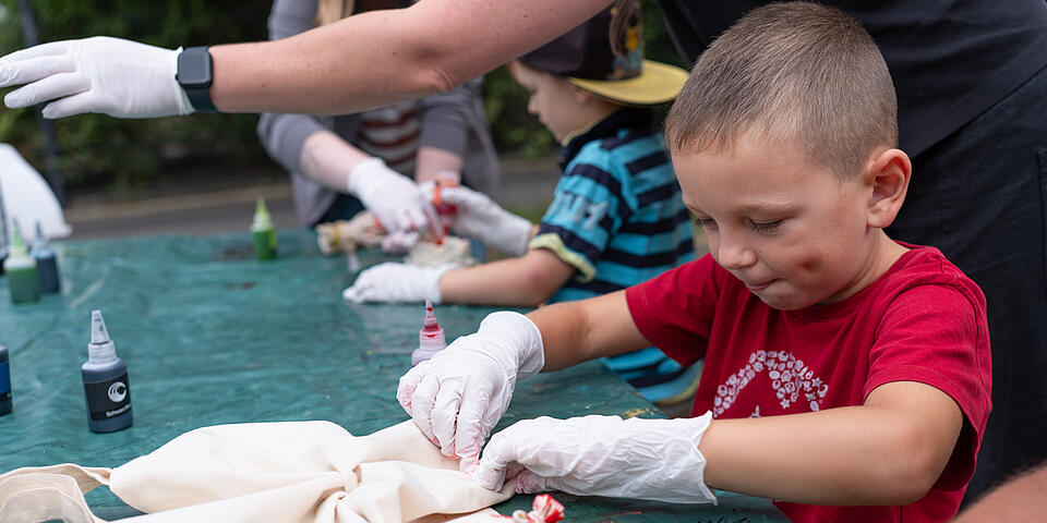 Hochkonzentriert wird von den Kindern die Batiktechnik angewendet.