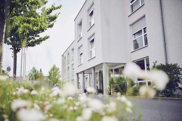 Blumen vor dem Johanniter-Stift Karben