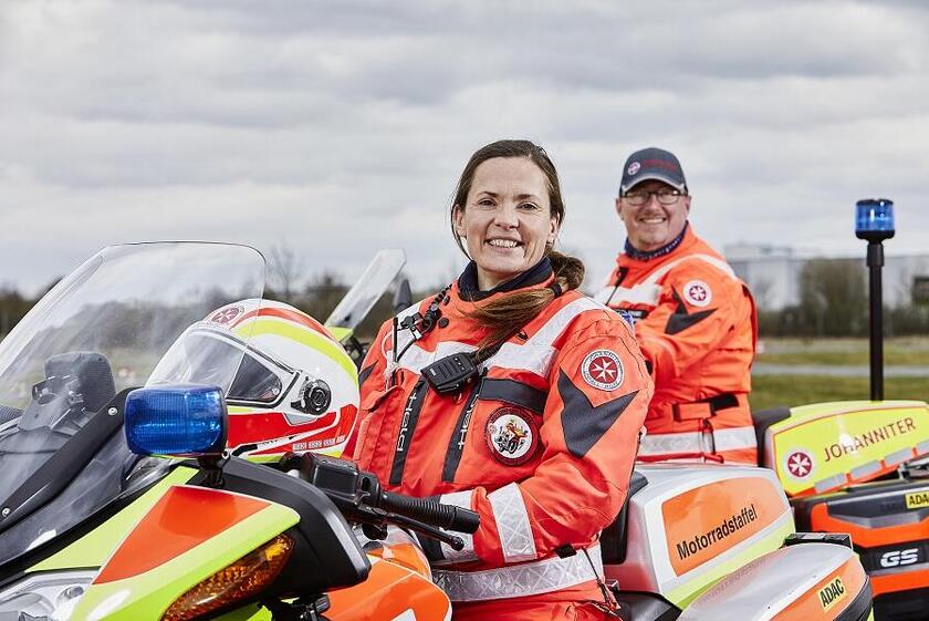 Zwei Helfende der Mororradstaffel sitzen auf ihren Motorrädern