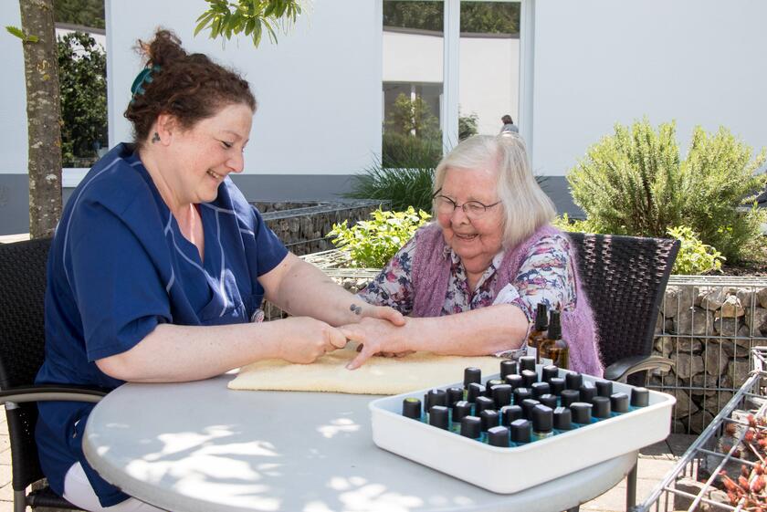 Aromapflege ist ein Bestandteil der begleitenden Maßnahmen
