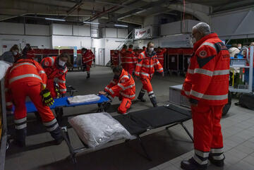 Übung mit dem Behandlungsplatz 200: Ehrenamtliche bauen Feldbetten auf.