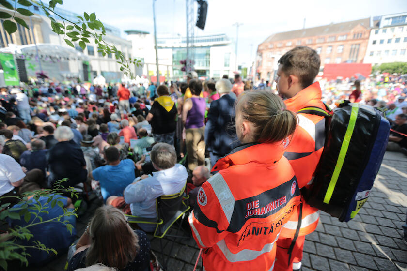 Zwei Johanniter-Helfer stehen für den Notfall bereit