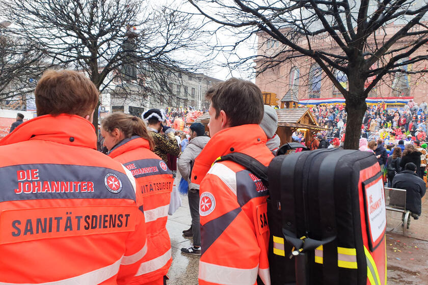Rettungssanitäter beim Sanitätsdienst-Einsatz bei einem Karnevalsumzug.