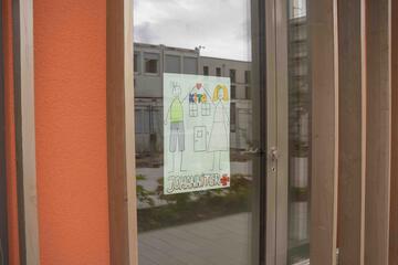 Das erste Plakat mit Aufschrift "Johanniter KiTa" hängt an der Johanniter-Kita Abenteuerland im Kärntner Viertel in Wiesbaden