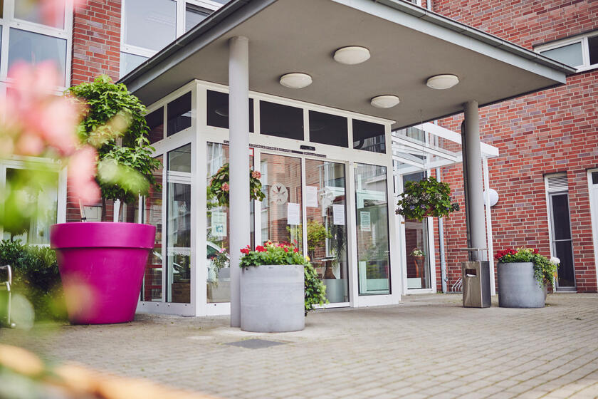 Gläserner und überdachter Eingang zum Johanniter-Stift Brauweiler