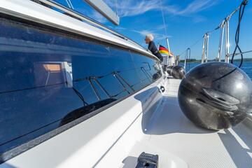 Ein Fender liegt auf Kick an Deck des Segelbootes.