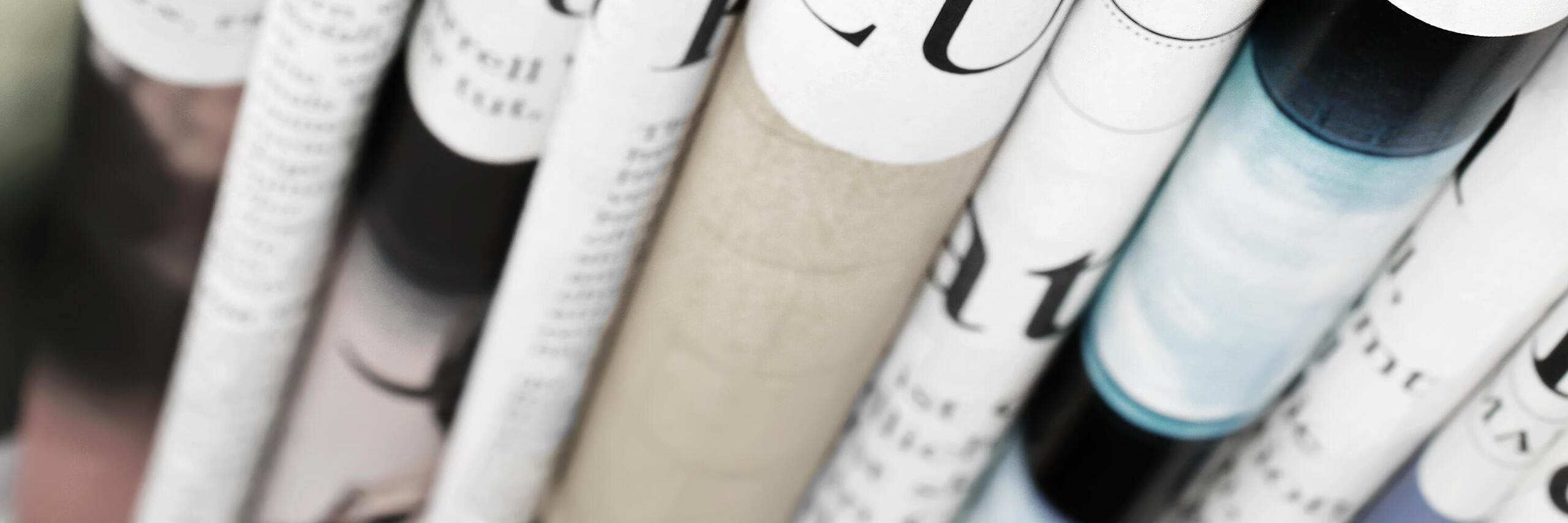 Aufeinander gestapelte Tageszeitungen 