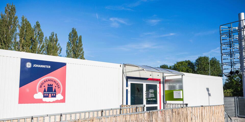 Eingang mit barrierefreiem Aufgang bei der KiTa Wolkenschloss