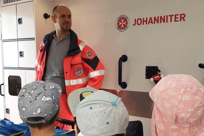 Die Kinder hörten ganz aufmerksam zu.