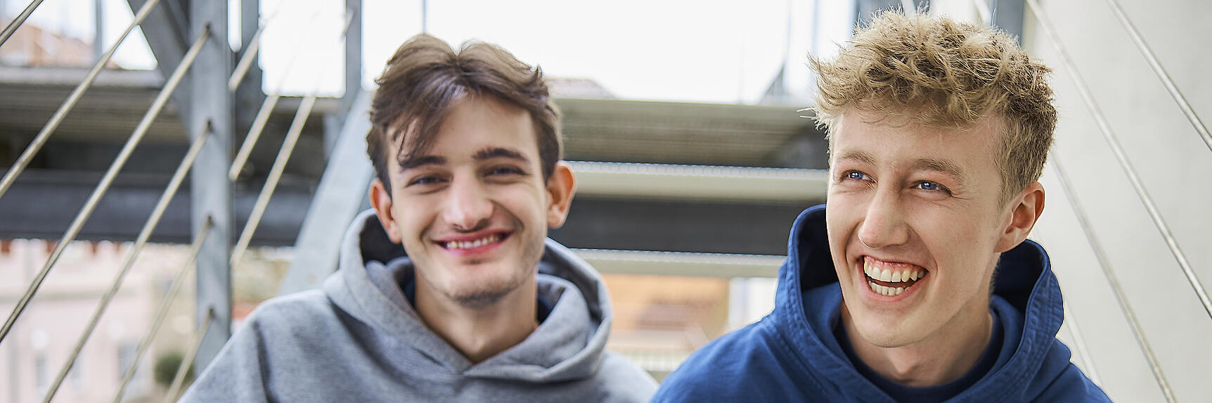 zwei junge Menschen sitzen auf einer Treppe