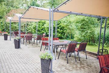 Sitzmöbel im Garten des Johanniter-Stift Gelsenkirchen laden zum Verweilen ein.