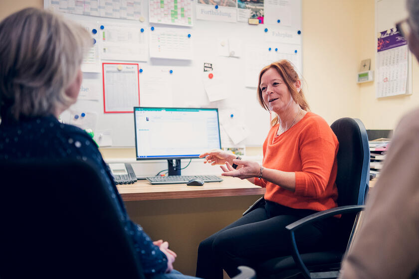 Eine Angestellte des Johanniter-Hauses unterhält sich mit einer Bewohnerin