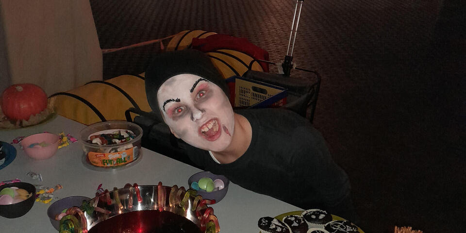 Ein verkleidetes Kind an Halloween im Juhte-Laune-Zirkuszelt