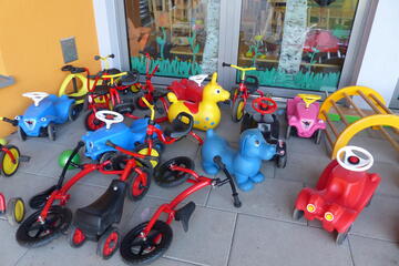 Blick auf die Kinderfahrzeuge der Johanniter-Kinderinsel