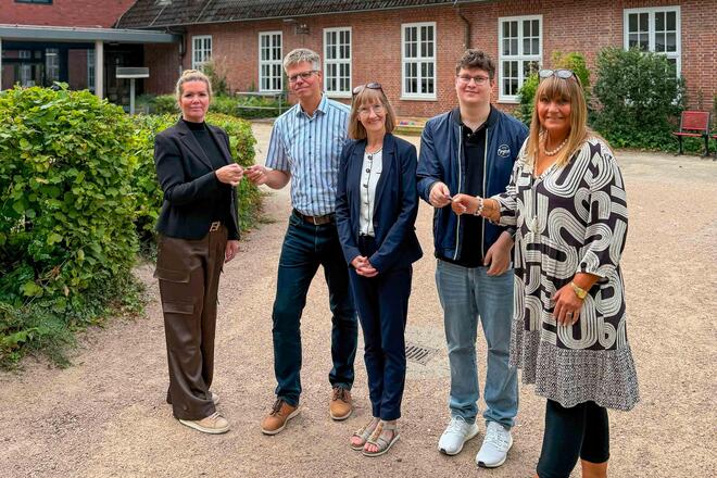 Bei der Schlüsselübergabe: Melanie Halfkath (ehemalige Koordinatorin), Peter Küpper (Bereichsleiter Johanniter-Unfall-Hilfe e.V.), Solveig Studemund (Fachdienstleitung Stadt Quickborn), Niclas Labann (Koordinator OGS an der Waldschule), Christiene Beck (ehemalige Koordinatorin).