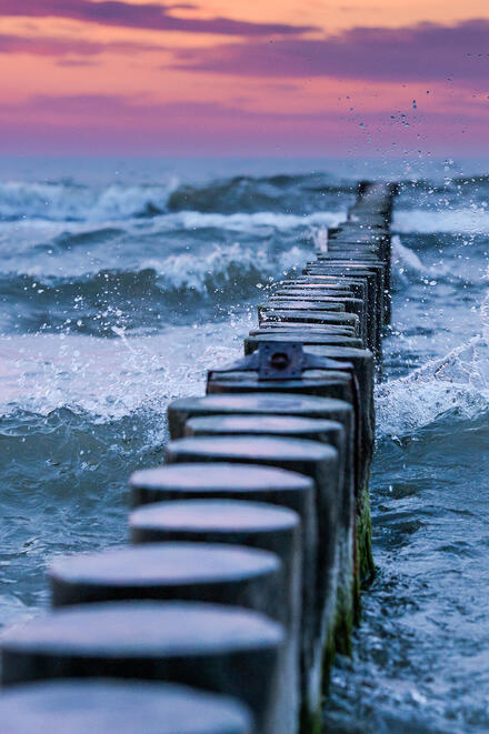 Buhnen im Meer vor einem Sonnenuntergang