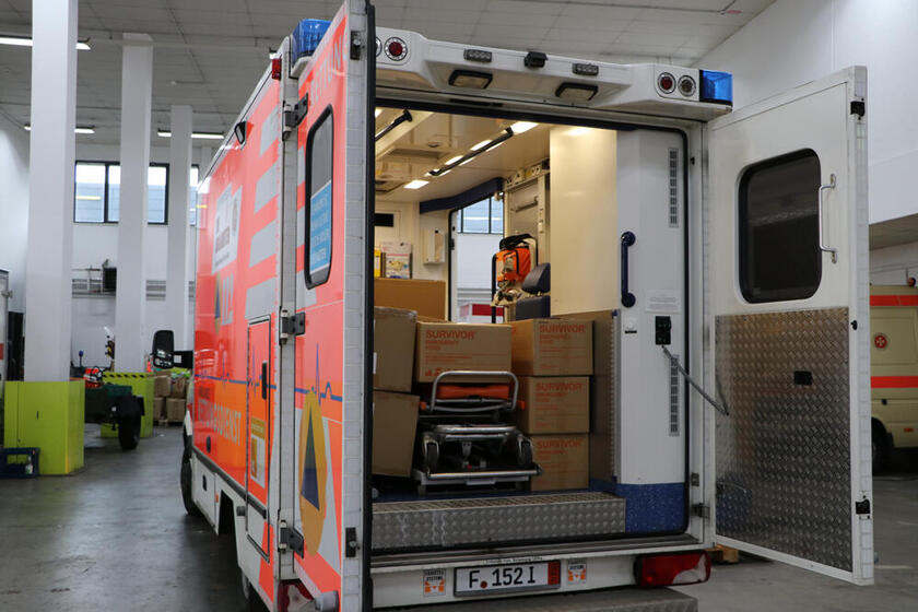 Intensivtransportwagen, beladen mit medizinischen Hilfsgütern für die Ukraine.