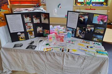 Ausstellung Tisch mit Bildern