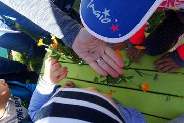 Kinder spielen mit Blumen Johanniter-Kinderhaus bei Conrad Electronic SE