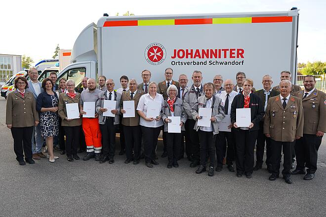 Johanniter Schwandorf vor Einsatzfahrzeug