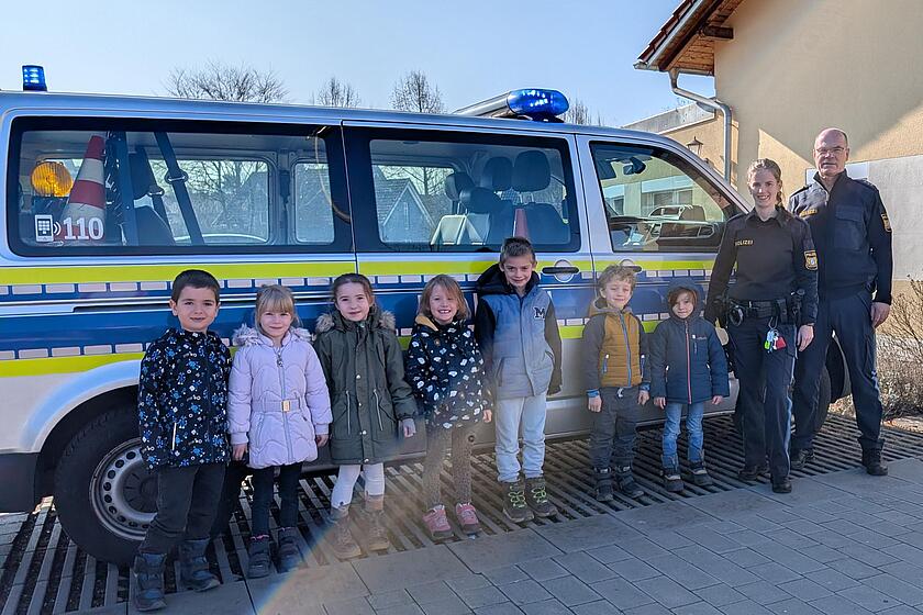 Kinder vor Polizeiauto