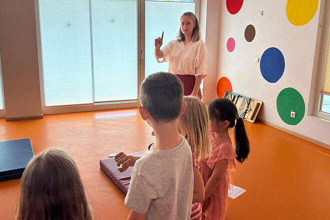 Katharina Cardia zeigt Kindern Übung für Selbstbewusstsein