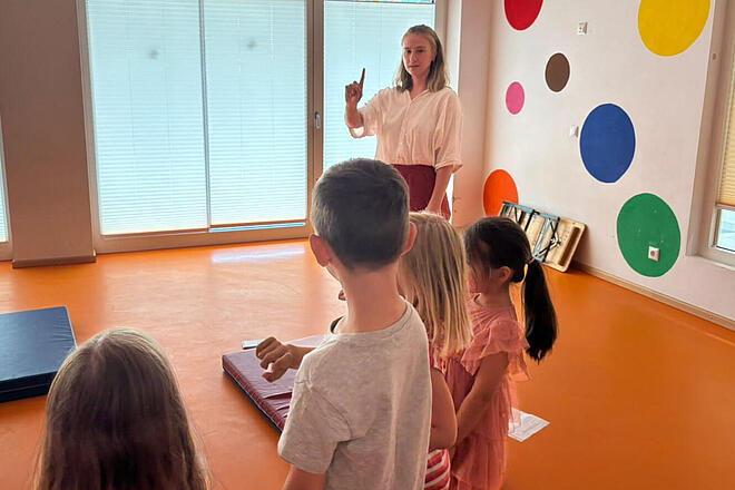 Katharina Cardia zeigt Kindern Übung für Selbstbewusstsein