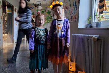 Kinder bei Halloweenparty
