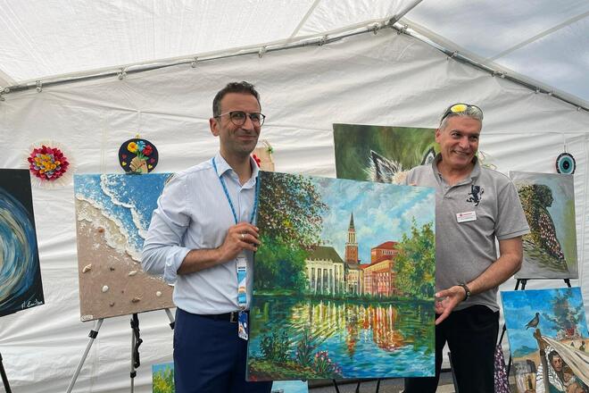 KiKiels Oberbürgermeister Dr. Samet Yilmaz mit Kunstlehrer Omar Mahamid