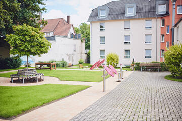 Sportgeräte und Sitzgelegenheiten für die Bewohner im Gartenbereich Johanniter-Stift Oeneking in Lüdenscheid.
