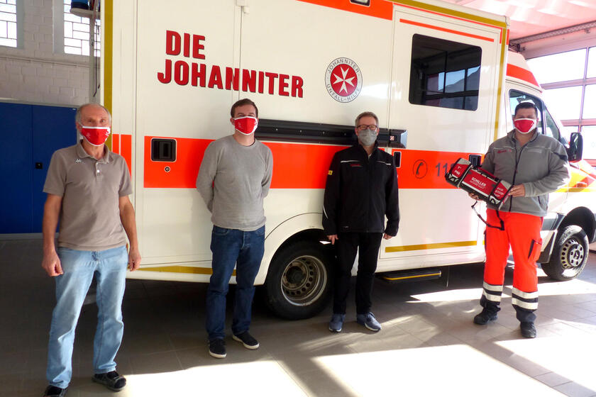 Übergabe eines Test-Defibrillators an das Team der Rettungswache Schlüsselfeld