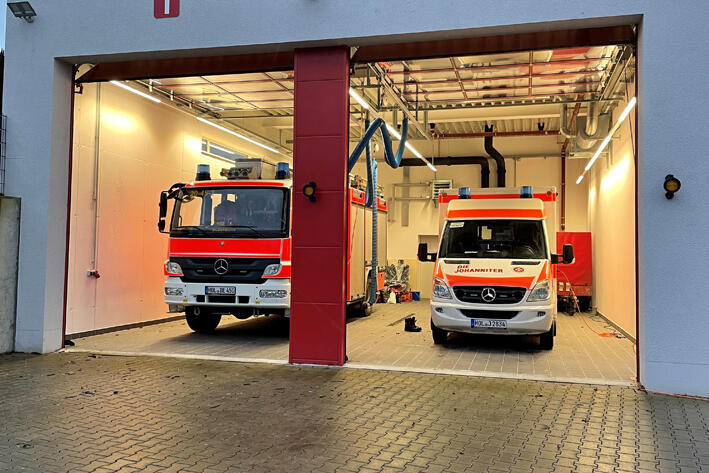 Einsatzfahrzeuge der Johanniter und der Feuerwehr stehen bereit.